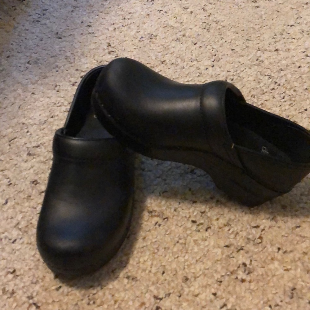 NWOT black dansko nursing shoes